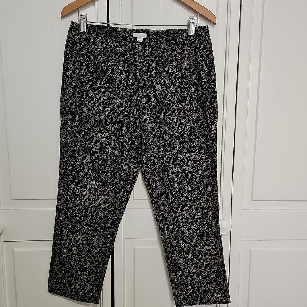 J. Jill Black and Gray Patterned Capris